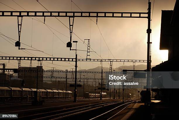 Photo libre de droit de Gare Ferroviaire De Marchandises Dans La Brume Matinale banque d'images et plus d'images libres de droit de Brouillard