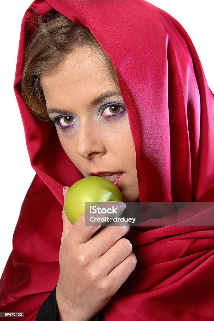 Mulher com lenço vermelho com maçã - Foto de stock de Adulto royalty-free