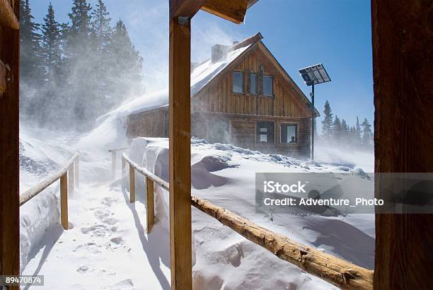 Neve Molto Forte Vento Mountain Ski Lodge - Fotografie stock e altre immagini di Ambientazione esterna - Ambientazione esterna, Capanna, Capanna di legno