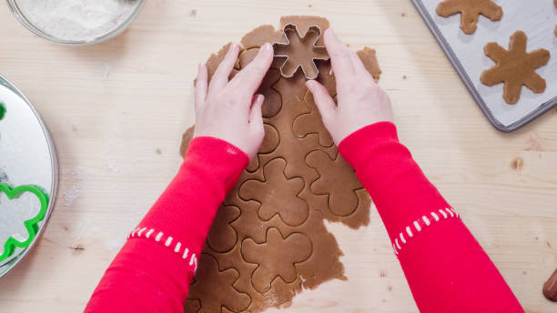istock Baking gingerbread cookies for Christmas. 894709848