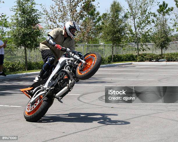 Foto de Rua Bicicleta Stunt Fazer Cavalinho e mais fotos de stock de Fazer cavalinho - Fazer cavalinho, Motocicleta, Artigo de vestuário para cabeça