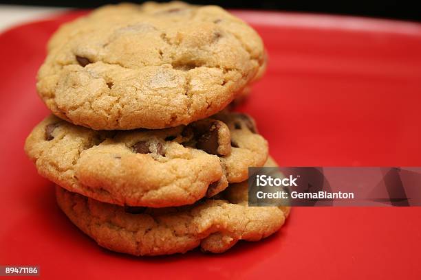 Foto de Cookies Assados Na Hora e mais fotos de stock de Assado no Forno - Assado no Forno, Biscoito, Biscoito de Chocolate