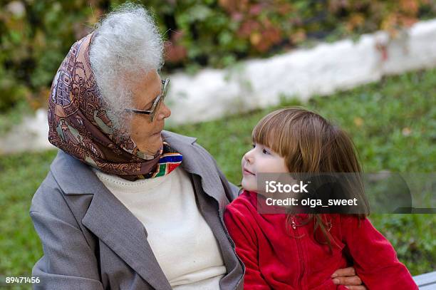 Generaciones Foto de stock y más banco de imágenes de 70-79 años - 70-79 años, 80-89 años, Abrazar