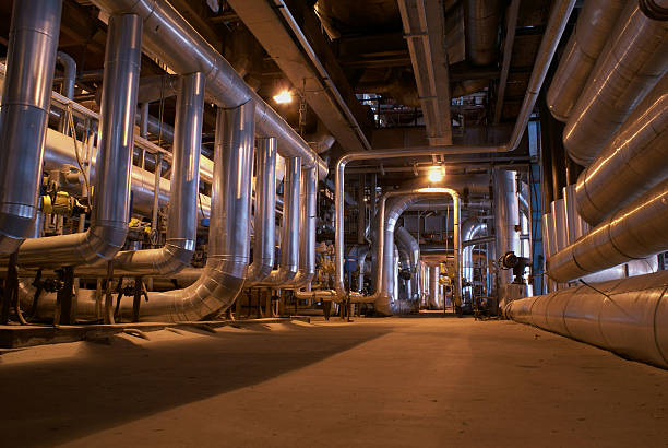 tubos dentro de la planta de energía - giant boilers fotografías e imágenes de stock