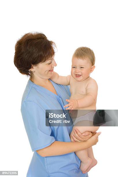 Medico Tenendo Piccolo Bambino Sorridente Isolato - Fotografie stock e altre immagini di Bebé - Bebé, Infermiere, Isolamento