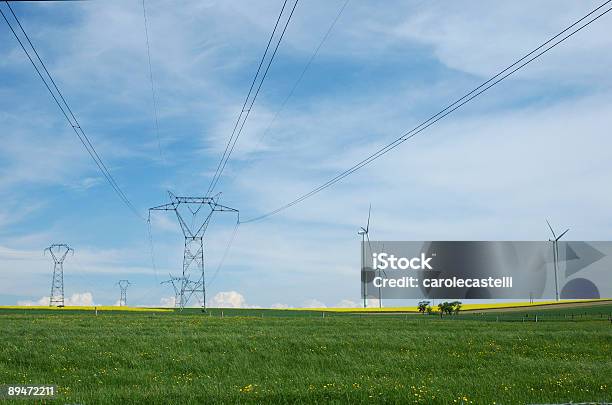 Electric Telefonmasten In Der Nähe Von Windturbines Stockfoto und mehr Bilder von Achtung Hochspannung