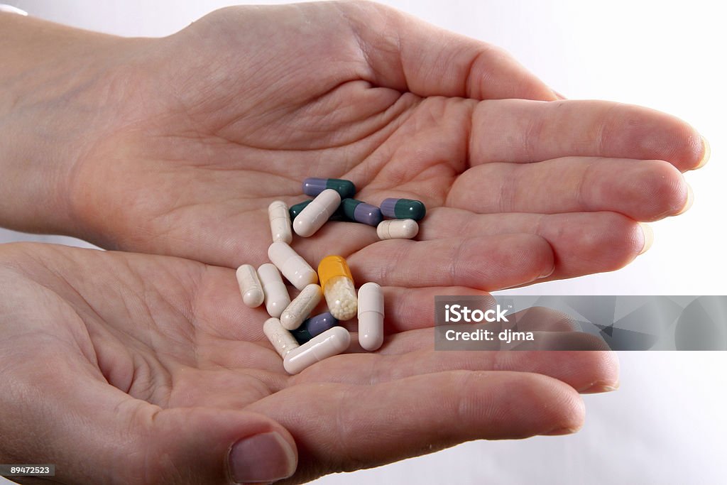Farmaci nelle mani! - Foto stock royalty-free di Assuefazione