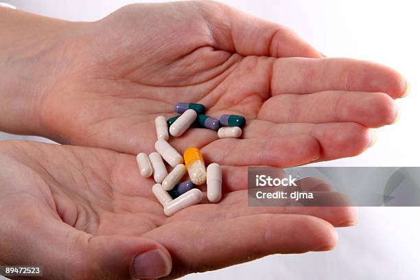 Farmaci Nelle Mani - Fotografie stock e altre immagini di Assuefazione - Assuefazione, Capsula, Colore verde