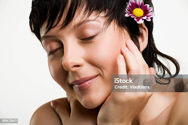 Closeup Of 아름다운 얼굴 꽃과 20-24세에 대한 스톡 사진 및 기타 이미지 - 20-24세, 가꿔주기, 갈색 머리