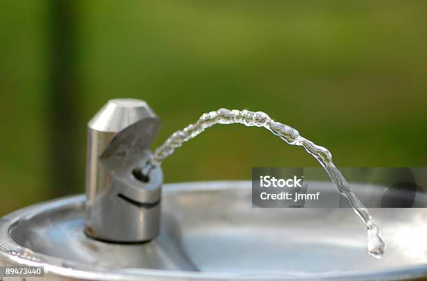Fonte De Água - Fotografias de stock e mais imagens de Fonte de Água Potável - Fonte de Água Potável, Ao Ar Livre, Bebida