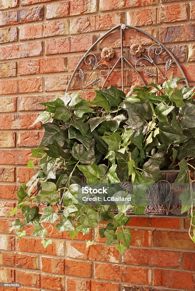 Seide Blume Efeu Pflanzen in einem dekorativen brown copper planter - Lizenzfrei Architektonisches Detail Stock-Foto