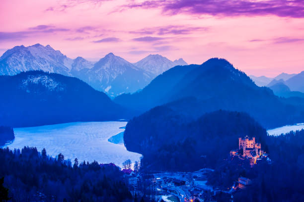 castelo hohenschwangau à noite nos alpes bávaros da alemanha - hohenschwangau castle - fotografias e filmes do acervo