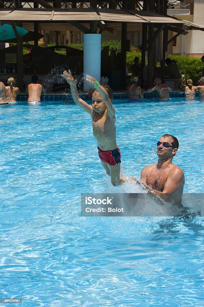 Pai e filho brincando na piscina - Royalty-free 20-24 Anos Foto de stock