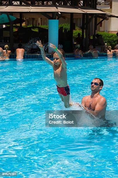 Pai E Filho Brincando Na Piscina - Fotografias de stock e mais imagens de 20-24 Anos - 20-24 Anos, 25-29 Anos, 4-5 Anos