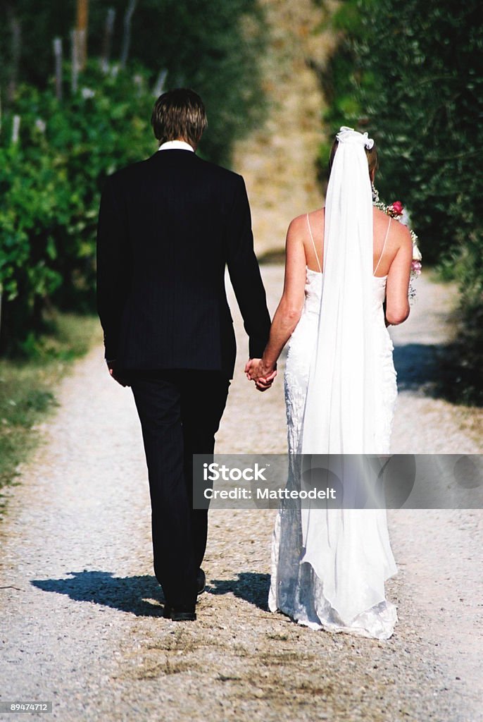 Novia y el novio disfrutando de los primeros momentos de matrimonio - Foto de stock de Abrazar libre de derechos