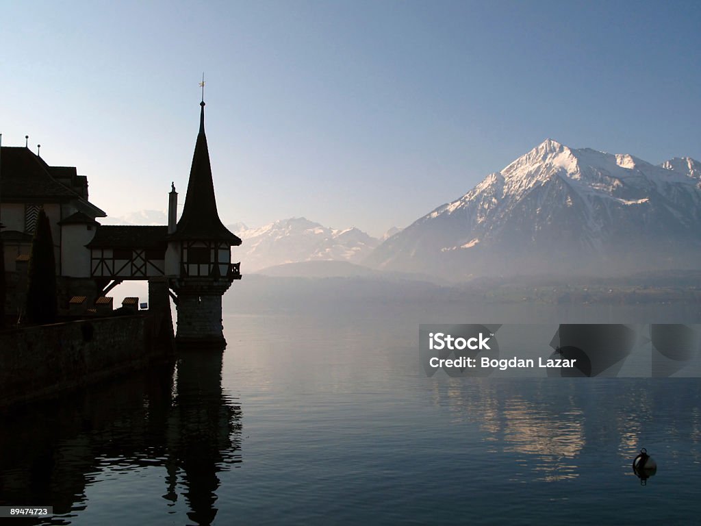 Oberhofen zamek i Jezioro Thunersee, Szwajcaria - Zbiór zdjęć royalty-free (Alpy)