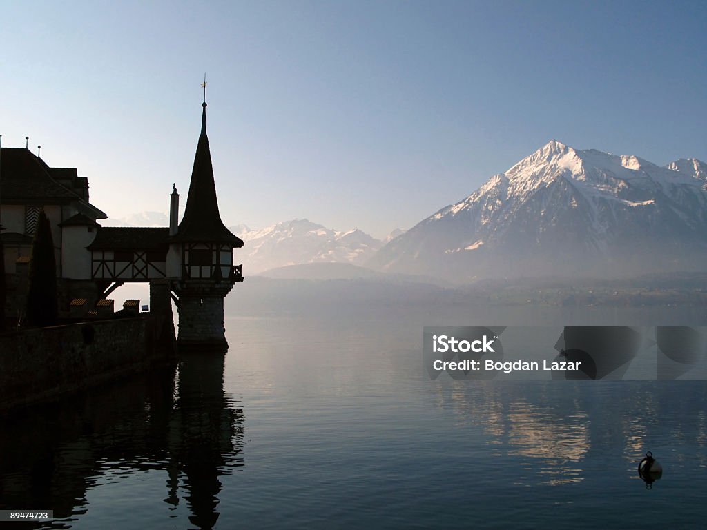 Oberhofen Castelo e Lago Thunersee, Suíça - Foto de stock de Alpes europeus royalty-free