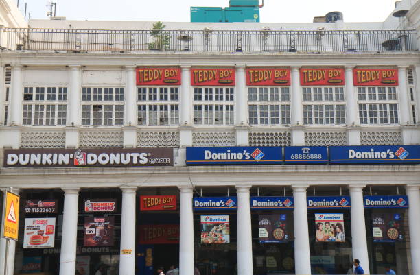 fast food ristorante new delhi india - dominos pizza foto e immagini stock