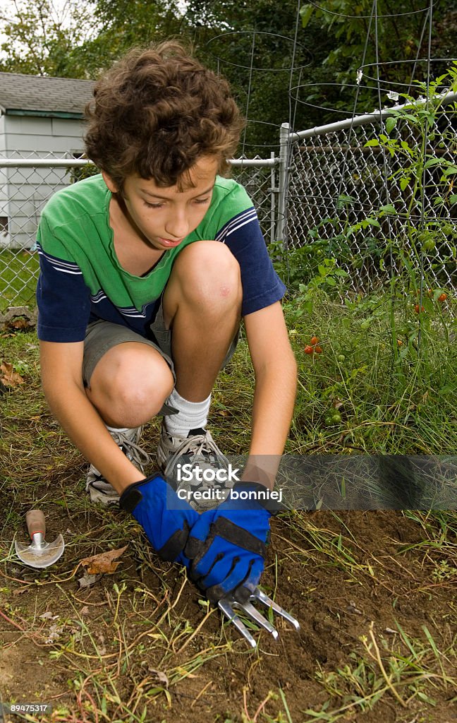 Garçon travaillant dans le jardin - Photo de Cadrage en pied libre de droits