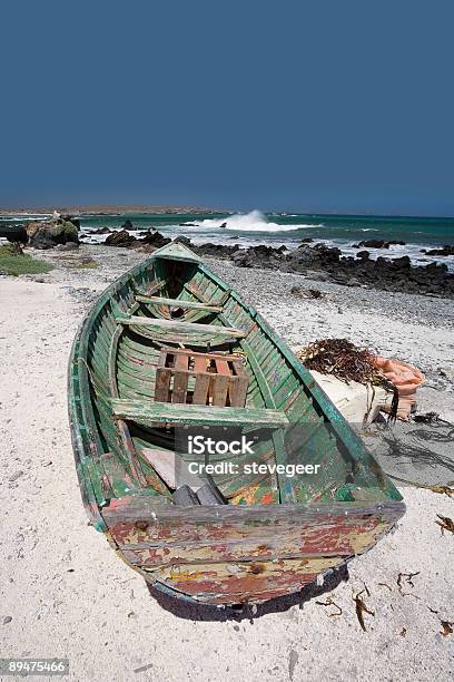 Зеленый Рыбацкая Лодка В Чили — стоковые фотографии и другие картинки Без людей - Без людей, Береговая линия, Вертикальный