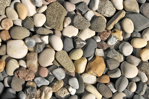 pedras na praia colorida - standing out from the crowd individuality contrasts stone - fotografias e filmes do acervo