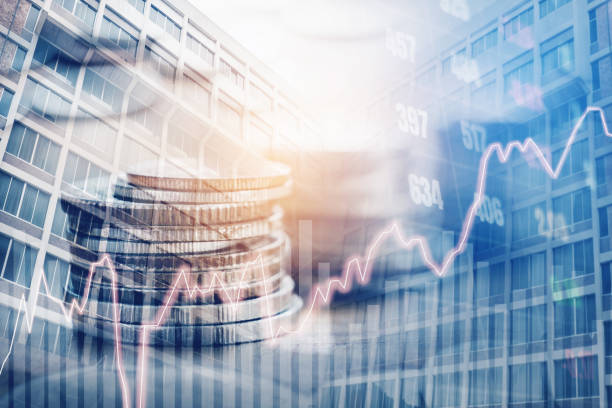 grafico sulle file di monete per la finanza e il banking sulla borsa finanziaria digitale e grafico trading città a doppia esposizione sullo sfondo - stock market data finance chart home finances foto e immagini stock