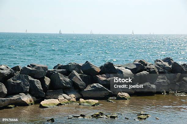 Breakwater Foto de stock y más banco de imágenes de Agua - Agua, Aire libre, Azul