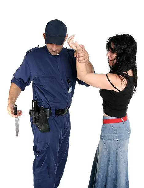 Photo of Officer disarms a weapon from suspected criminal