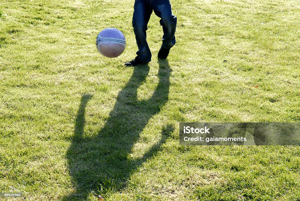 Giocare a calcio - Foto stock royalty-free di 6-7 anni