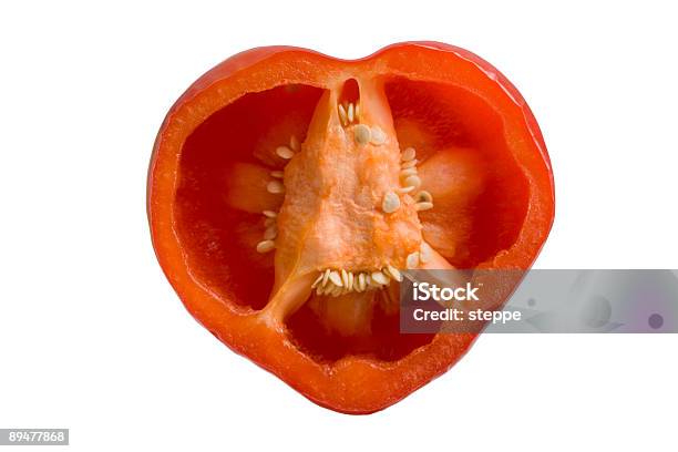 Peperone Rosso A Forma Di Cuore - Fotografie stock e altre immagini di Alimentazione sana - Alimentazione sana, Amore, Benessere
