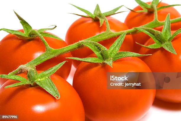 Videira Tomates Macro - Fotografias de stock e mais imagens de Alimentação Saudável - Alimentação Saudável, Branco, Comida