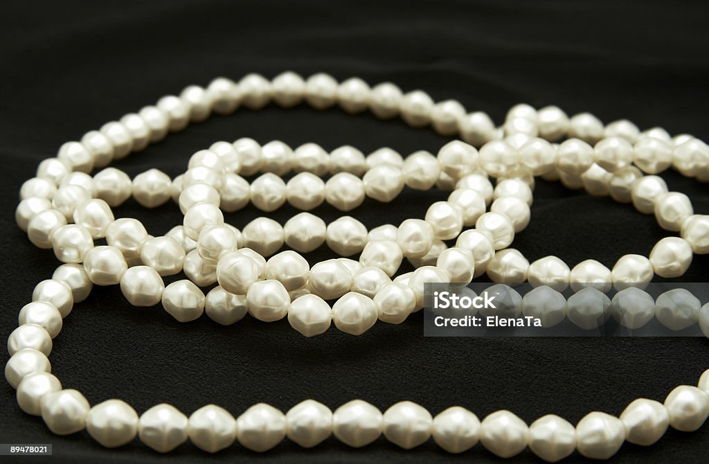Prawdziwe perły białe na czarnym tle. - Zbiór zdjęć royalty-free (Aksamit)