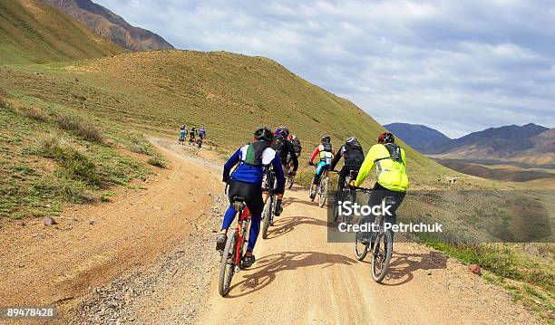 Grupa Rowerzystów Na Drodze Góry W Pustynia - zdjęcia stockowe i więcej obrazów Bicykl - Bicykl, Bieg przełajowy, Droga