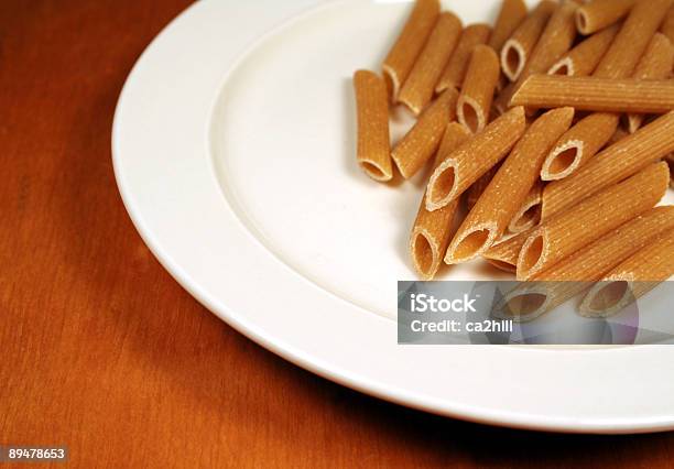 Penne Su Un Piatto - Fotografie stock e altre immagini di Alimentazione sana - Alimentazione sana, Cena, Cereale