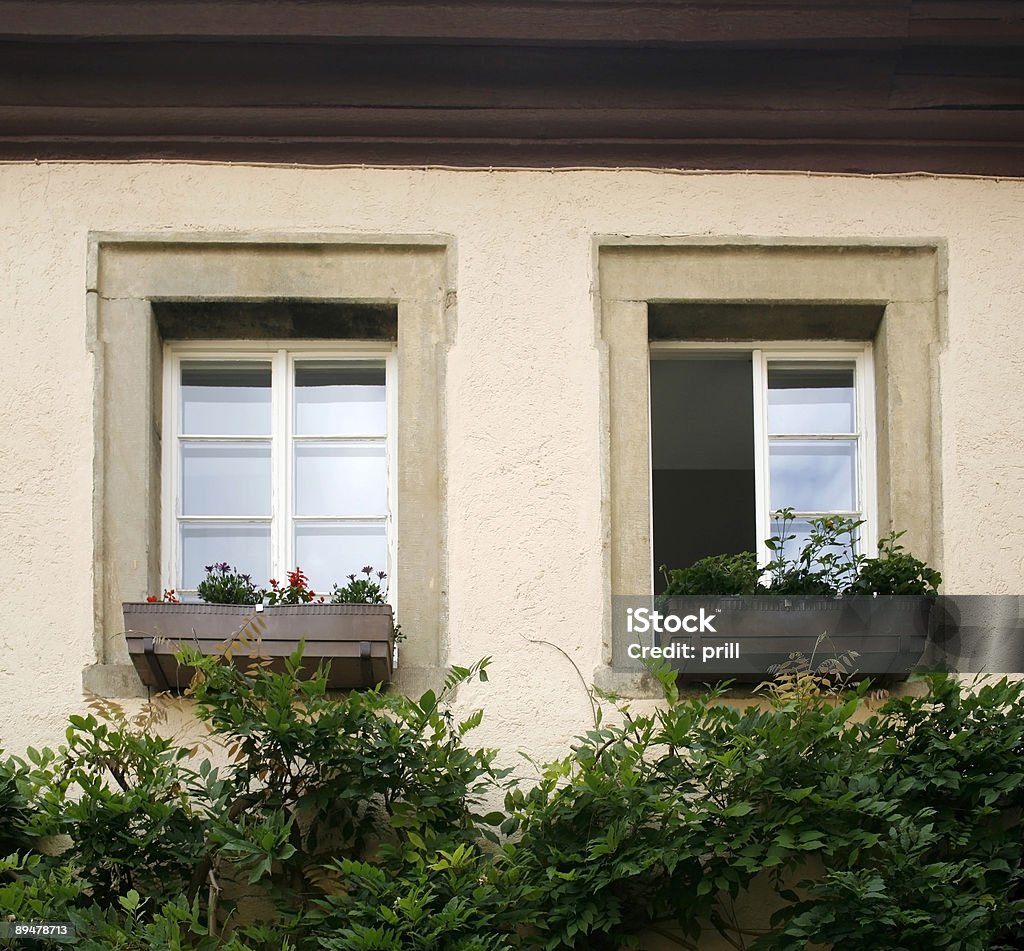 Dom Fasada szczegóły z dwójką starych windows - Zbiór zdjęć royalty-free (Architektura)