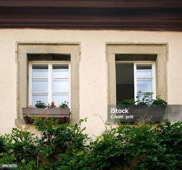 Foto de Detalhe Da Fachada Da Casa Com Duas Janelas Velhas e mais fotos de stock de Aberto - Aberto, Alemanha, Antigo