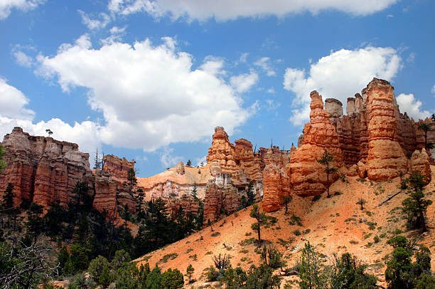 ブライスキャニオン hoodoos - sky natural phenomenon fairy chimney ストックフォトと画像