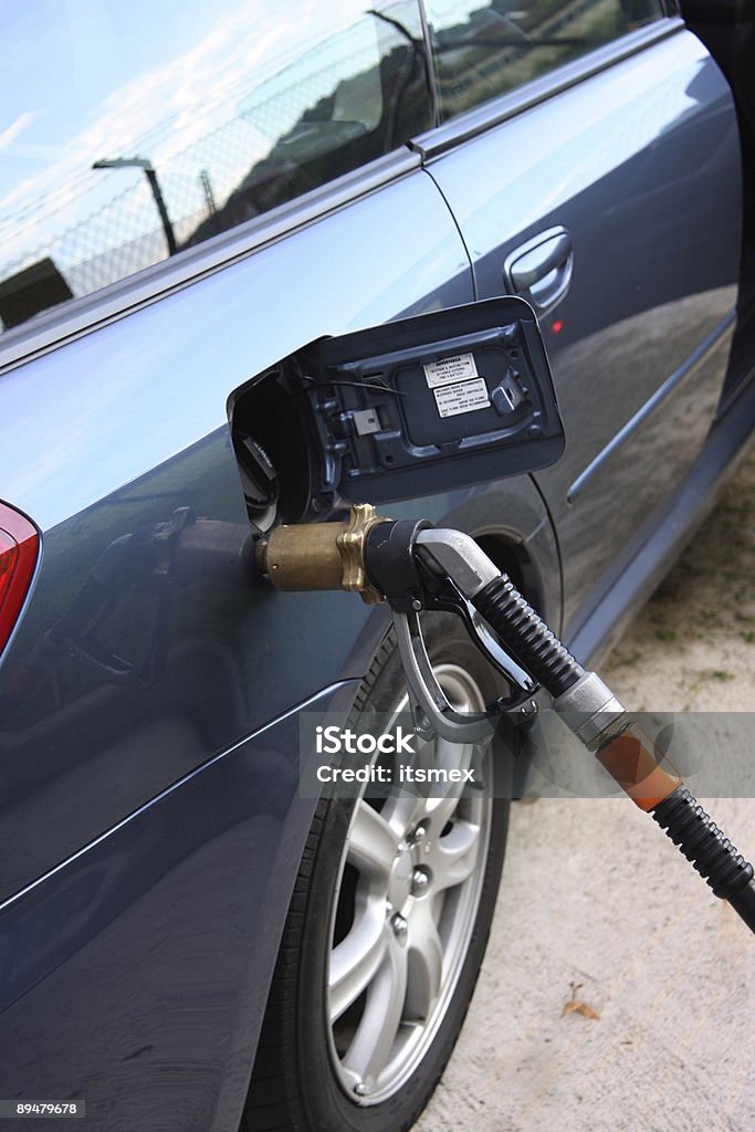 Coche con GLP, por un engranaje de gas - Foto de stock de Gas licuado de petróleo libre de derechos