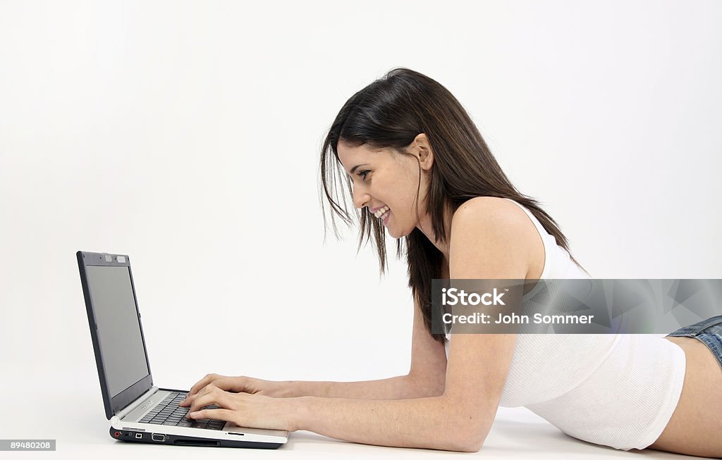 Ragazza carina sul PC - Foto stock royalty-free di Adolescente