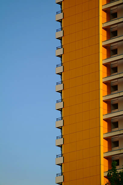 apartment building en berlín del este - plattenbau homes architectural detail architecture and buildings fotografías e imágenes de stock