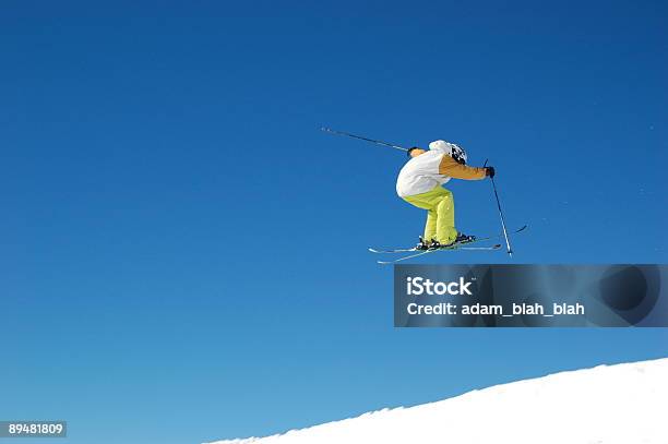 Esquiador Salto No Ar - Fotografias de stock e mais imagens de A nevar - A nevar, Alpes Europeus, Ao Ar Livre