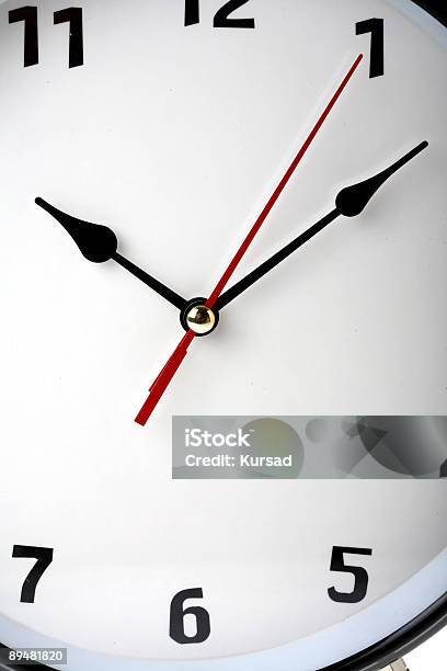 Relógio - Fotografias de stock e mais imagens de 12 Horas - 12 Horas, Branco, Cinco Objetos