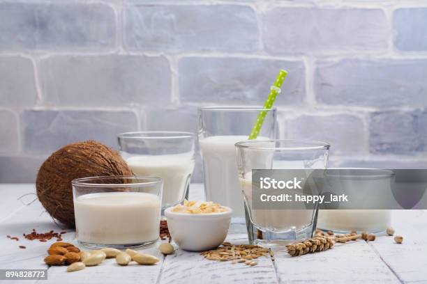 非乳製品完全菜食主義者ミルクや食材の品揃え - ミルクのストックフォトや画像を多数ご用意 - ミルク, 選択, 乳製品