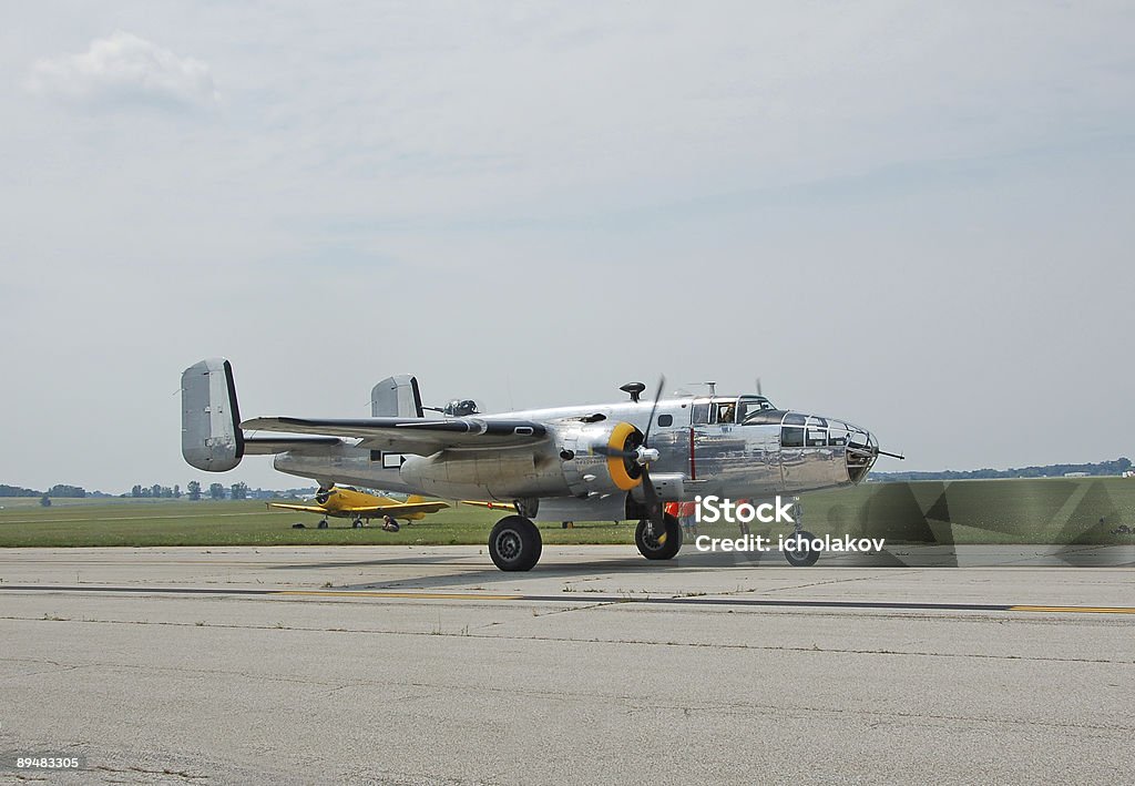 B - 25 Митчелл, вменяются бомбер - Стоковые фото Авиакосмическая промышленность роялти-фри