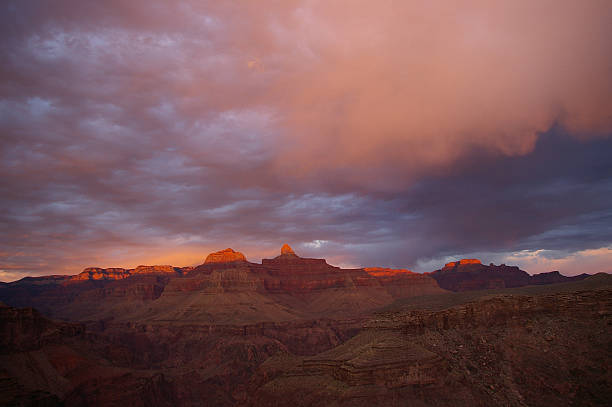 розовый закат в гранд каньон - canyon plateau large majestic стоковые фото и изображения