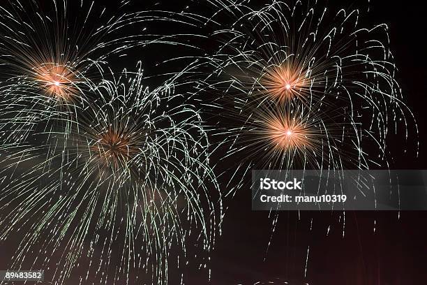 Fuegos Artificiales Foto de stock y más banco de imágenes de Acontecimiento - Acontecimiento, Casa, Celebración - Ocasión especial