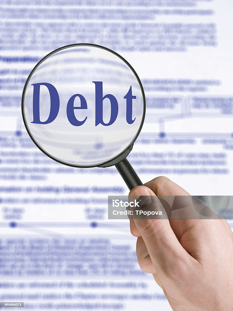Parola del debito, lente di ingrandimento in mano - Foto stock royalty-free di Affari