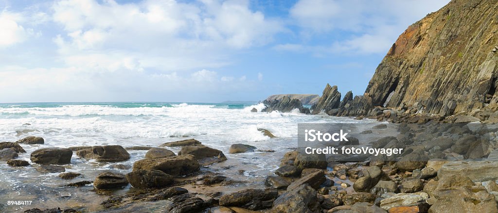 Rocky shore - Foto stock royalty-free di Ambientazione esterna