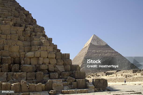 Cerca De Las Pirámides Y Mucho Más Giza Egipto Foto de stock y más banco de imágenes de Aire libre - Aire libre, Antiguo, Antigüedades