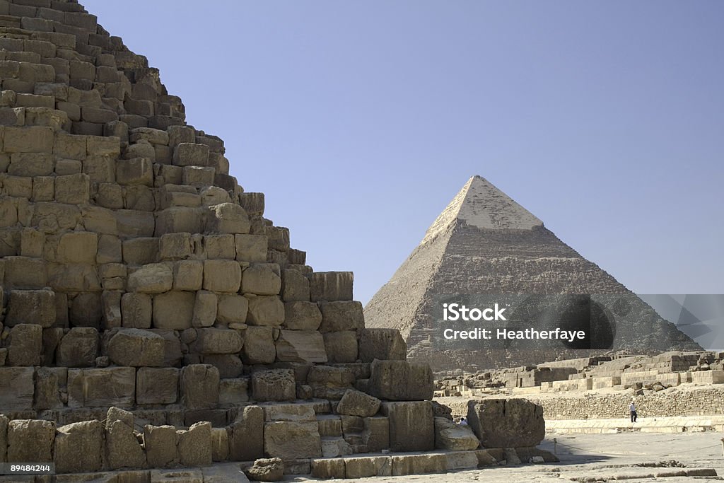 Pirâmides, de perto e de longe. Giza, Egito - Foto de stock de Antiguidades royalty-free